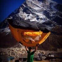 Ongchhu-Sherpa-putting-up-tent-at-Tanang