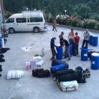 Reorganising-equipment-in-a-dust-storm