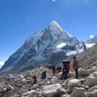 Heading up the Hongu valley with Hunku (6119m)