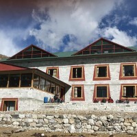 Gokyo tea house with rooms overlooking lake